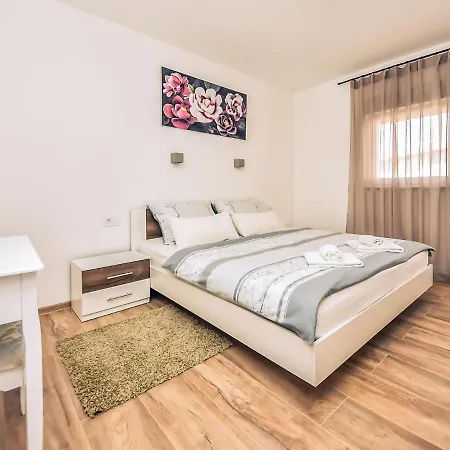Matanovi Dvori-3 By Interhome Вир